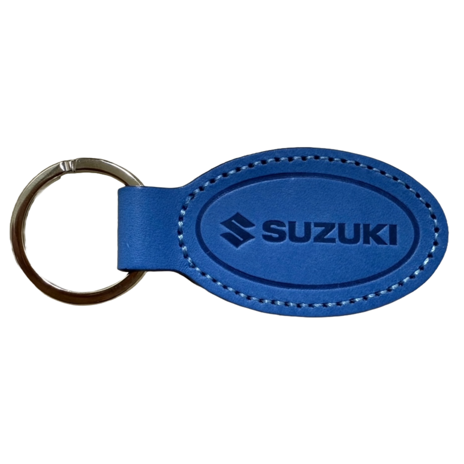 青いロゴ入り合成皮革キーホルダー SUZUKI×KUSHITANI 楕円レザーキーホルダー【ブラウン/レッド/タン